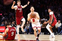 「ブルズの歴史で最も小さい選手が…」河村勇輝の鬼気迫るプレーに、現地メディアやNBA公式X脚光「過小評価されているスキルだ」＜DUNKSHOOT＞