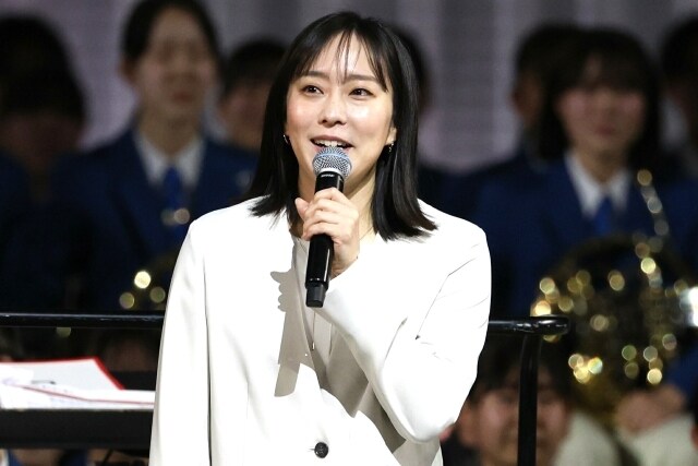 寒さ対策は万全！ ダッフルコート姿の石川佳純氏が現地ミラノの盛り上がりを報告「ナイスショット」「真摯なレポート待ってます」の声【冬季五輪】