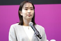 「なにこの可愛さ」石川佳純、清楚な純白スーツ姿で日本代表選手たちにエールを贈る様子に脚光！「いいね」「笑顔最高」【冬季五輪】