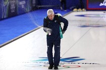 「マイケル・ジャクソンなの？」五輪公式がカーリング会場で水を撒くアイスメーカーの“軽快すぎるアクション”に脚光！「キレッキレ」「なんか可愛いな」【冬季五輪】