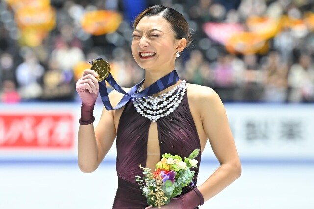２大会連続の五輪メダルへ！ 世界選手権でV３坂本花織の凄さを“盟友”樋口新葉が解説「勢いをつけたスピードをそのままジャンプに活かして…」【冬季五輪】