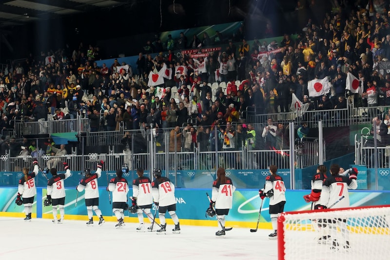 「日本は世界一流だ!」敗戦直後のスマイルジャパンが創出した“美しき光景”に対戦国ドイツが感服!「相手、審判、観衆に…尊敬しかない」【冬季五輪】