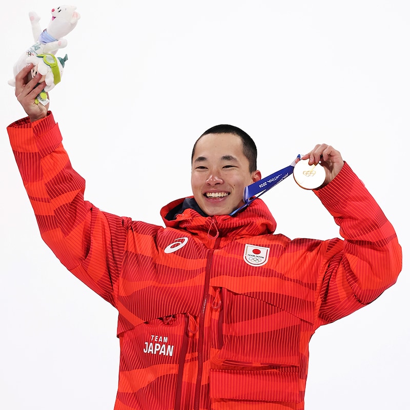 「有言実行」最終３本目で大逆転。五輪初出場で金メダル快挙の木村葵来が最高の笑顔「とても重たいです」【冬季五輪／スノーボード男子ビッグエア】