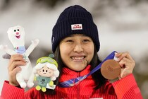 「まさか初日で取れるとは...」丸山希が銅メダル獲得に万感の思い「ずっと積み重ねたことが今日の２本に出せた」【ジャンプ女子／冬季五輪】