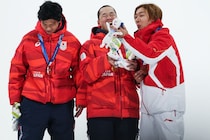 「この瞬間泣いたわ！」日本人金第１号・木村葵来と中国人メダリストが生んだ“美しき一枚”に賛辞続出！「胸熱だった」「本来のオリンピックよ」【冬季五輪】