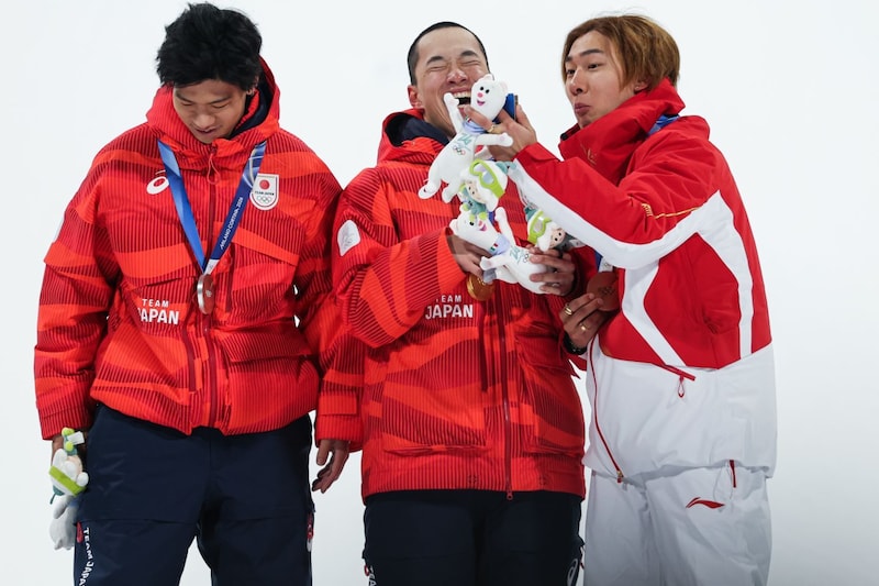 「この瞬間泣いたわ！」日本人金第１号・木村葵来と中国人メダリストが生んだ“美しき一枚”に賛辞続出！「胸熱だった」「本来のオリンピックよ」【冬季五輪】