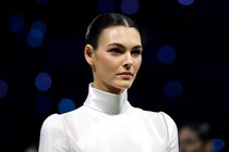「美しさに言葉を失った」イタリア国旗運ぶ“ディカプリオの恋人”  開会式の舞台裏明かす　アルマーニ白ドレスに大反響「気高さが際立ってた」【冬季五輪】