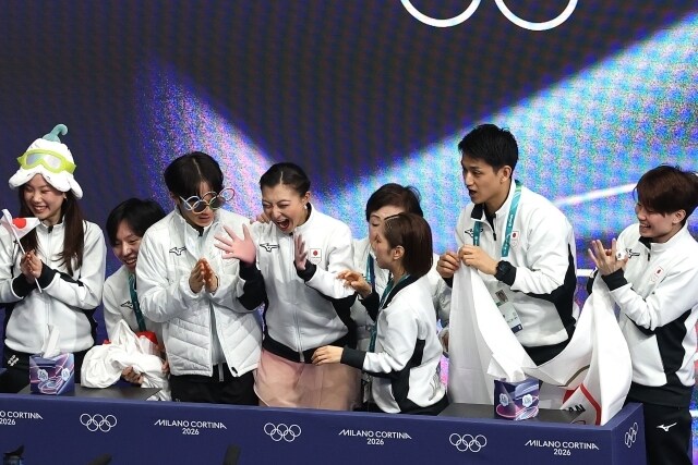 「最高の時間をありがとう!」フィギュア大国アメリカとの大激闘! 2大会連続の団体銀メダルの日本にファン感激「涙出たー」「おめでとー!」【冬季五輪】