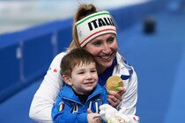 金メダル会見の主役は息子だった　五輪新記録の母を離さない小さな手、ロロブリジダ親子の微笑ましい瞬間【冬季五輪】