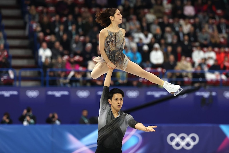 「日本こそが金メダル」フィギュア団体の日本代表を襲った“珍ハプニング”が海外でも大反響!「女王がまさかの…」「ずっと観ていられる」【冬季五輪】