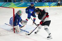 アイスホッケー女子で生まれた“三笘の１ミリ”　日本の２点目が話題「VAR勝訴！」「ICチップ入れればいいのに…」【冬季五輪】
