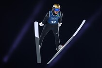 連覇期待の小林陵侑、ノーマルヒル１本目100.5mの好飛行で７位　２本目に進出「メダル圏内」【冬季五輪】