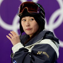 現在首位。今季世界ランク１位で予選２位の村瀬心椛が決勝１本目、「バックサイド1440」で89.75点【スノーボード女子ビッグエア決勝／冬季五輪】