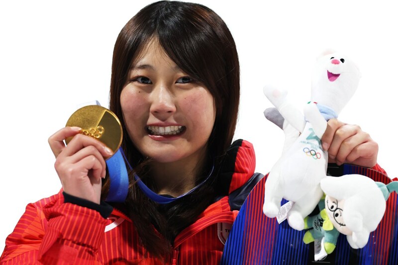 「おいおいまじか!」スノボ村瀬心椛に金メダルをかけた人物は“まさかのリアル王女”だった!「全然気づかなかった」「気品があって素敵な方」【冬季五輪】
