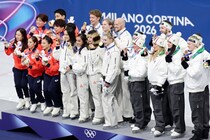 祝福のはずが悪夢に？ 表彰台の不備でスケート靴にダメージ…　米国チームは全員揃って台上でジャンプも
