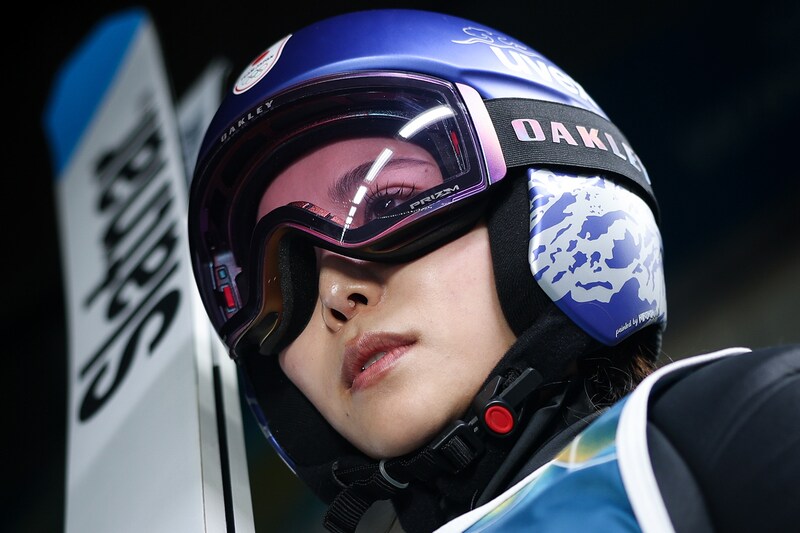 ４年前スーツ規定違反の高梨沙羅が１本目で96.5m。123.4ポイントをマーク。現在３位【スキージャンプ混合団体／冬季五輪】