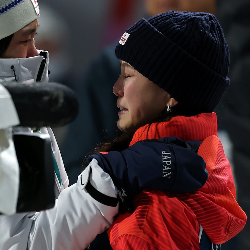 悔し涙から嬉し涙へ。高梨沙羅が“スーツ規定違反の悲劇”を乗り越えて銅メダル獲得【スキージャンプ混合団体／冬季五輪】