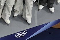 「表彰台が競技を脅かす」ブレード損傷問題。過去大会と決定的に違う“異質なミス”【冬季五輪】