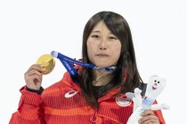 「北京と同じ色では納得できなかった」スノボ村瀬心椛、覚悟の大技で銅→金メダル「自分でもびっくり」【冬季五輪】