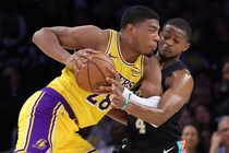 【NBA】ビッグ３欠場のレイカーズ、ウェンバンヤマに40得点を奪われスパーズに完敗。八村塁はシュート不発で６得点＜DUNKSHOOT＞