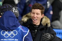 「現地来てるんだすげー！」五輪中継に映った“伝説アスリート”の姿に騒然「最高すぎる」「いるじゃん！」【冬季五輪】