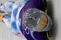 「メダルなど何の価値もない」失格覚悟で挑むウクライナ選手、亡き仲間に捧げる“追悼のヘルメット”に込めた決意【冬季五輪】