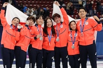 羽生結弦らが繋いだバトンーー。フィギュア団体、銀メダル獲得の裏側にあった“決起集会” 「一番てっぺんから氷を見よう」【冬季五輪】