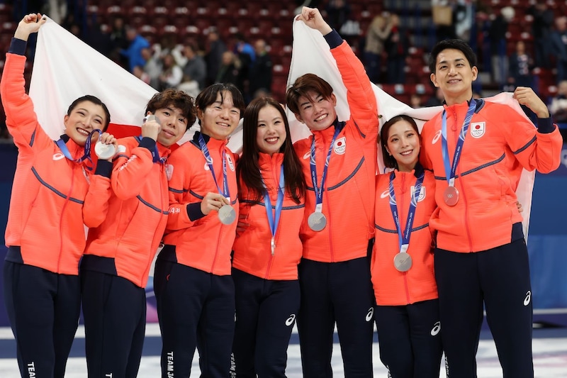 羽生結弦らが繋いだバトンーー。フィギュア団体、銀メダル獲得の裏側にあった“決起集会” 「一番てっぺんから氷を見よう」【冬季五輪】