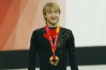 羽生結弦氏が憧れた“皇帝”のモデル姿に賛辞続々「とてもクール」「完璧に似合う」【冬季五輪】