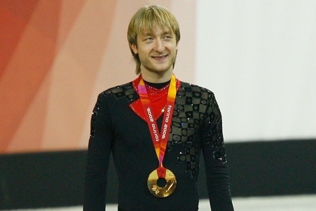 羽生結弦氏が憧れた“皇帝”のモデル姿に賛辞続々「とてもクール」「完璧に似合う」【冬季五輪】