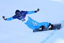 「良いのかNHKで」五輪中継で何度も呼ばれた“世界的メーカー名”に騒然「名前が反則」「さすがに速そうw」【スノボクロス／冬季五輪】