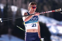 「この真冬にまじか！」クロカン男子に“ヘソ出しタンクトップ姿”で登場した選手にNHK実況席もネットも騒然！「うわっ」「絵面がバグってるｗ」【冬季五輪】