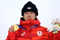 「涙が美しすぎた！」スノボ・戸塚優斗、悲願の金メダル！ 表彰台での男泣きに大反響「素敵すぎた」「朝からもらい泣き」【冬季五輪】