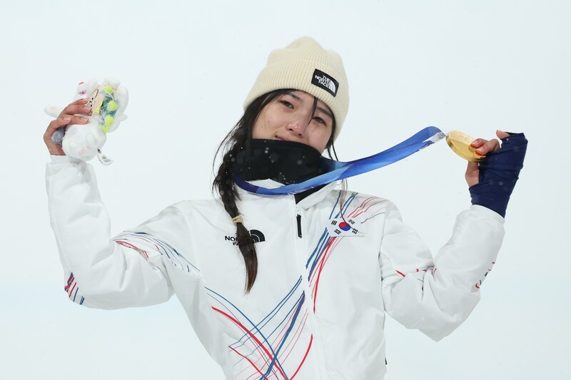 「キム・ヨナ超えのスター」スノボ金メダル韓国選手、表彰台セルフィー公開「尊重し合う姿が美しい」【冬季五輪】