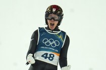 二階堂蓮、140ｍジャンプで首位！　２番手と“４ｍ差”で金メダルへ期待大　前回銀の小林陵侑は12番手【スキージャンプ男子ラージヒル／冬季五輪】