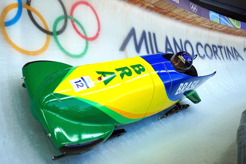 雪も伝統も乏しいボブスレー・ブラジルチームの挑戦 私費を投じ、練習器具は自作――コースに描くのは「苦難を超えて氷上に居場所を築く夢」【冬季五輪】