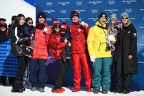 デュアルモーグル表彰式後に起きた前代未聞の美しい光景…メダリスト３選手が揃って家族写真「最高かよ！」「素敵でした」【冬季五輪】