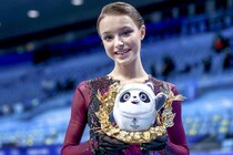 北京五輪の圧巻金メダルから４年…ミラノ入りしたフィギュア女王の“激変アダルトルック”に脚光！「雰囲気変わったね」「プロモデルみたい」【冬季五輪】