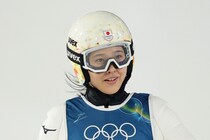 丸山希は８位、初代女王＆３個目のメダルならず...高梨沙羅は16位　ノルウェーのストロムが波乱のラージヒル制し、２冠達成！【スキージャンプ女子／冬季五輪】