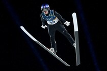 ２回目の小林陵侑はまたしても少し首を傾げる。現在６位の日本はメダル圏内３位と2.8ポイント差【男子スーパーチーム／冬季五輪】