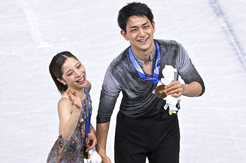 “りくりゅう”歴史を変えた大逆転金メダル! 坂本花織の感泣が物語るTEAM JAPANの絆「涙にウルウル」ファンも感動【冬季五輪】