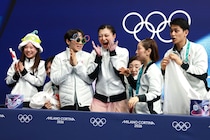 「私たちより泣いてくれてて…」圧巻金メダルのりくりゅうが力を込めた、女子シングルに臨む坂本花織への“感謝とエール”。「今度は私たちが支えになる」【冬季五輪】