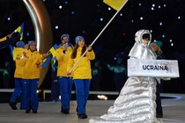 「ロシア人を憎む権利がある」五輪開会式、ウクライナ代表を先導した女性は…サングラスの奥で涙【冬季五輪】