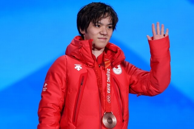 宇野昌磨「肩がかなり凝る」メダルの“重み”に日本人アスリート共感「約1.5Ｌのペットボトルを…」に反応「エグめの筋トレやん」【冬季五輪】
