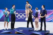 りくりゅう表彰台にIOCが「最も思い出に残る」と称賛　スケオタが愛を込めた“木原運搬”が美しい光景に認定「癒されすぎてやばい」