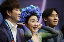 日本でも人気ある北京五輪フィギュア金メダリストがサン・シーロに降臨！ ACミラン観戦で「特製ユニ」授与の豪華待遇【冬季五輪】