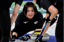 カーリング日本、予選最終戦・中国を９対６で撃破！ 涙の有終の美　２勝７敗で８位終戦、３大会連続メダルならず【冬季五輪】