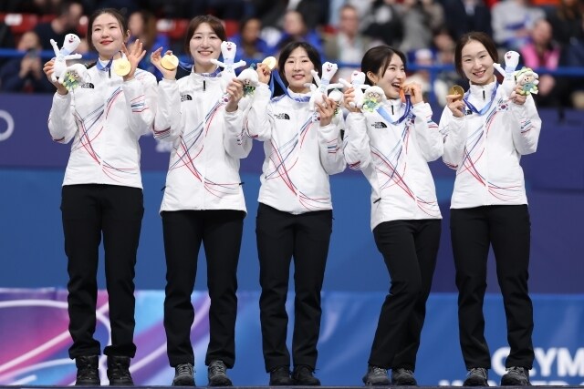 「太極の娘たちの真価は危機でより鮮明に輝いた」韓国、ショートトラック3000mリレーの劇的勝利を母国メディア激賞【冬季五輪】