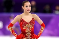 イメージ激変の“元オリンピック女王”が坂本花織との秘蔵ツーショットを公開！日本語で「あなたは素晴らしいです」と絶賛にネット反響【冬季五輪】