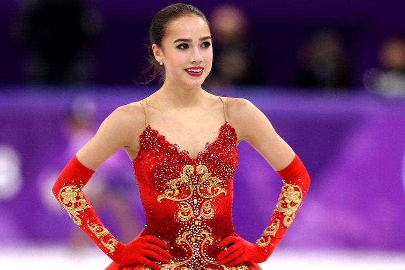 イメージ激変の“元オリンピック女王”が坂本花織との秘蔵ツーショットを公開！日本語で「あなたは素晴らしいです」と絶賛にネット反響【冬季五輪】